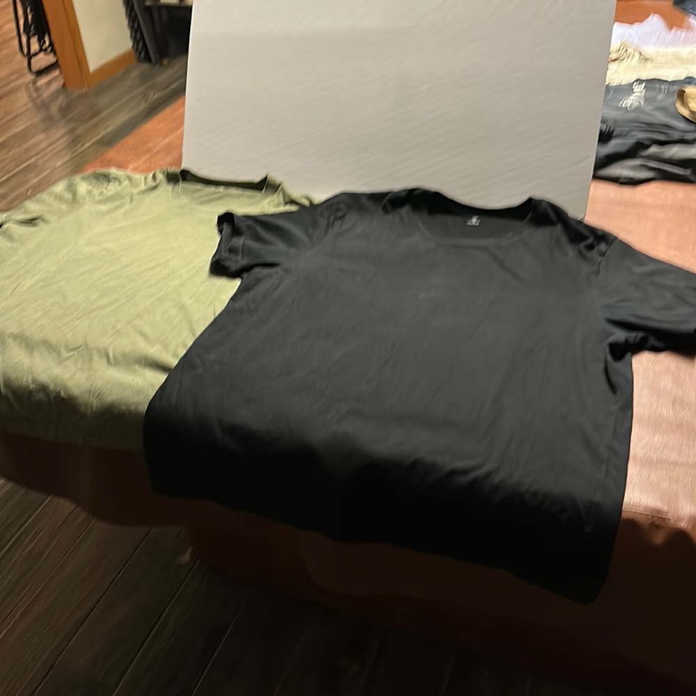 Set of 2 Uniqlo XXL Men’s tshirts never worn